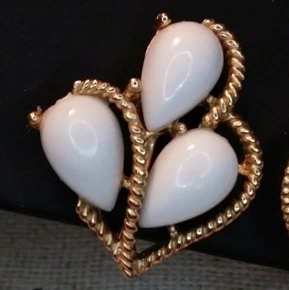 Trifari Gold Milk Teardrop Clip on Earrings Midcentury Vintage - Picture 2 of 7